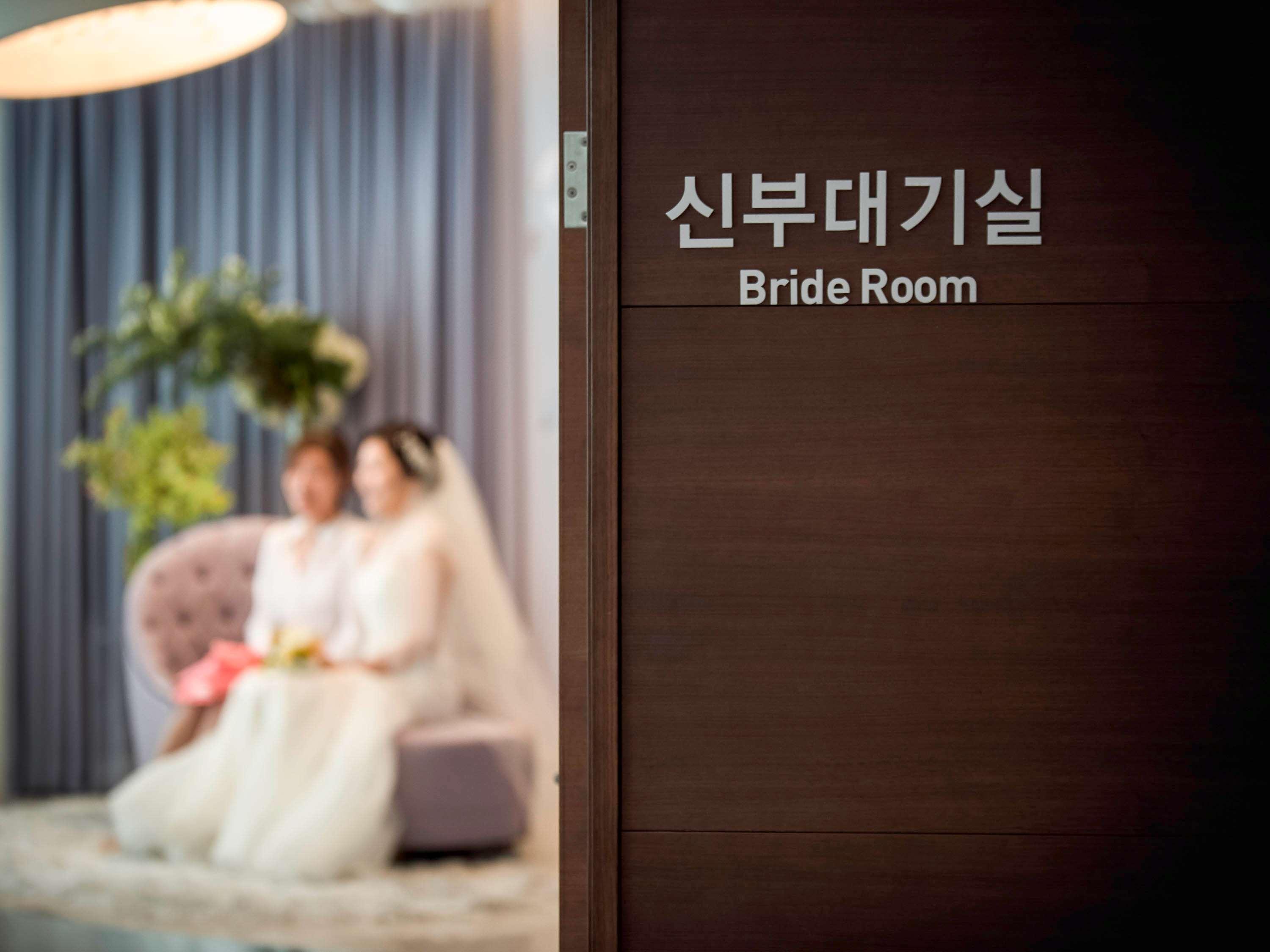 Novotel Ambassador Suwon Esterno foto